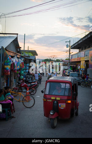 Tuk tuk su una strada trafficata del mercato in Perù Foto Stock