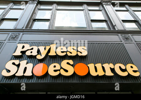 Un logo segno esterno di una parzializzato Payless ShoeSource Inc., Retail store a Cincinnati, Ohio, 29 giugno 2017. Foto Stock