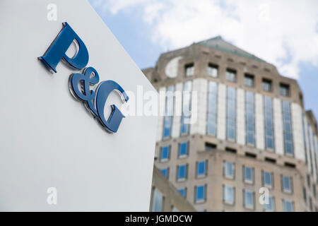 Un logo segno al di fuori della sede della Procter & Gamble Co. (P&G), a Cincinnati, Ohio, 29 giugno 2017. Foto Stock