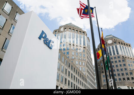 Un logo segno al di fuori della sede della Procter & Gamble Co. (P&G), a Cincinnati, Ohio, 29 giugno 2017. Foto Stock