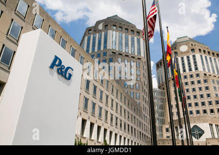 Un logo segno al di fuori della sede della Procter & Gamble Co. (P&G), a Cincinnati, Ohio, 29 giugno 2017. Foto Stock