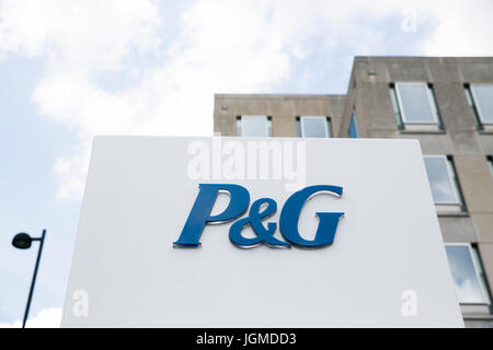 Un logo segno al di fuori della sede della Procter & Gamble Co. (P&G), a Cincinnati, Ohio, 29 giugno 2017. Foto Stock