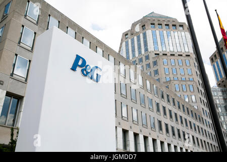 Un logo segno al di fuori della sede della Procter & Gamble Co. (P&G), a Cincinnati, Ohio, 29 giugno 2017. Foto Stock