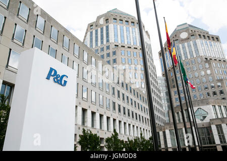 Un logo segno al di fuori della sede della Procter & Gamble Co. (P&G), a Cincinnati, Ohio, 29 giugno 2017. Foto Stock