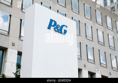 Un logo segno al di fuori della sede della Procter & Gamble Co. (P&G), a Cincinnati, Ohio, 29 giugno 2017. Foto Stock