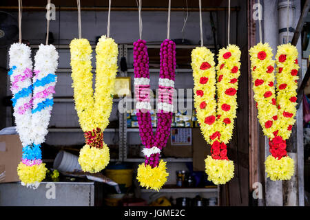 Ghirlande di fiori per la vendita come offerte su una bancarella di strada appena fuori da Little India, Jalan Masjid Kapitan Keling, George Town, Pulau Pinang, Malaysia. Foto Stock