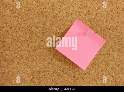 Nota slip di carta in un bulletin board - memo su una lavagna di sughero, Notizzettel un einer Pinnwand - memo su una lavagna di sughero Foto Stock