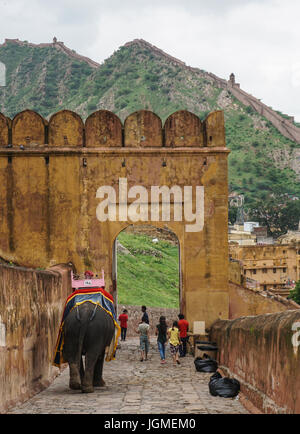 Jaipur, India - Lug 28, 2015. Persone con gli elefanti andando sul sentiero acciottolato al forte di Amber a Jaipur, India. Corse di elefanti sono popolari mete un Foto Stock