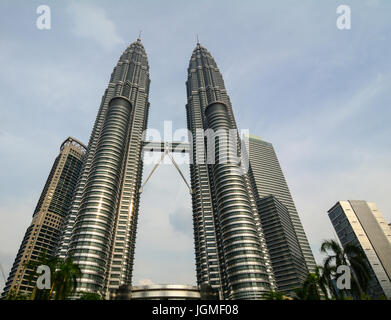 Kuala Lumpur, Malesia - giu 6, 2015. Petronas Twin Towers di Kuala Lumpur in Malesia. Gli edifici sono un punto di riferimento di Kuala Lumpur. Foto Stock