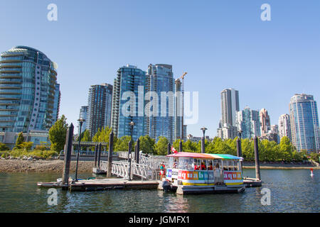 Aquabus, imbarcazione turistica in False Creek, Vancouver, Canada Foto Stock