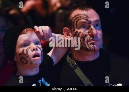 Auckland, Nuova Zelanda. 08 Luglio, 2017. All Blacks tifosi guardare la partita dal grande schermo al waterfront fanzone durante l'ultimo test match tra la Nuova Zelanda All Blacks e i britannici e irlandesi di Lions a Eden Park di Auckland, in Nuova Zelanda nel mese di luglio 8, 2017. La partita finisce in pareggio. All Blacks 15 Lions 15. Il britannico e irlandese sono Lions un team composito scelto tra i giocatori che rappresentano le squadre nazionali di Inghilterra, Irlanda, della Scozia o del Galles, giocano contro la Nuova Zelanda ogni dodici anni. Credito: Shirley Kwok/Pacific Press/Alamy Live News Foto Stock