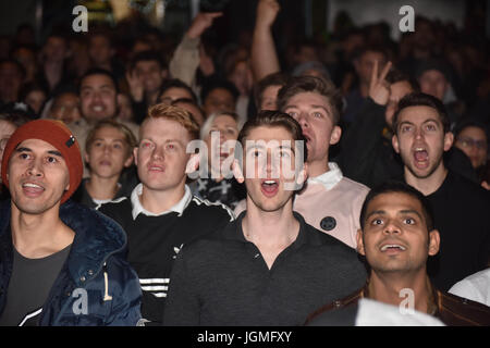 Auckland, Nuova Zelanda. 08 Luglio, 2017. All Blacks tifosi guardare la partita dal grande schermo al waterfront fanzone durante l'ultimo test match tra la Nuova Zelanda All Blacks e i britannici e irlandesi di Lions a Eden Park di Auckland, in Nuova Zelanda nel mese di luglio 8, 2017. La partita finisce in pareggio. All Blacks 15 Lions 15. Il britannico e irlandese sono Lions un team composito scelto tra i giocatori che rappresentano le squadre nazionali di Inghilterra, Irlanda, della Scozia o del Galles, giocano contro la Nuova Zelanda ogni dodici anni. Credito: Shirley Kwok/Pacific Press/Alamy Live News Foto Stock