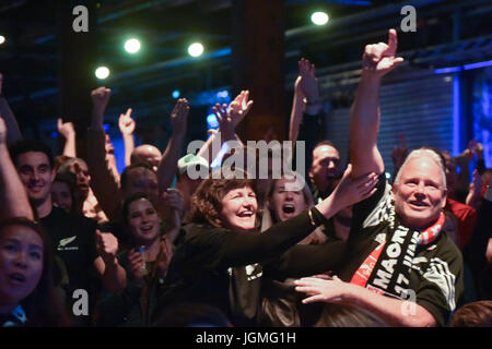 Auckland, Nuova Zelanda. 08 Luglio, 2017. All Blacks fans celebrano il loro team di punteggio a provare a waterfront fanzone durante l'ultimo test match tra la Nuova Zelanda All Blacks e i britannici e irlandesi di Lions a Eden Park di Auckland, in Nuova Zelanda nel mese di luglio 8, 2017. La partita finisce in pareggio. All Blacks 15 Lions 15. Il britannico e irlandese sono Lions un team composito scelto tra i giocatori che rappresentano le squadre nazionali di Inghilterra, Irlanda, della Scozia o del Galles, giocano contro la Nuova Zelanda ogni dodici anni. Credito: Shirley Kwok/Pacific Press/Alamy Live News Foto Stock