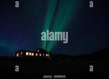 Luci del nord di notte su una farm house, Groenlandia Foto Stock