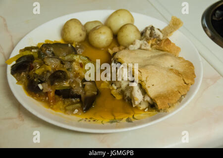 Una casa il pollo al forno e torta a fungo con ratatouille Foto Stock