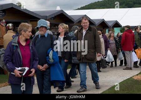 La folla di gente che passeggia e per esplorare avenue del legno e di punti di vendita al dettaglio - RHS Chatsworth Flower Show showground, la Chatsworth House, Derbyshire, England, Regno Unito Foto Stock