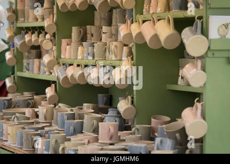 Close-up di tazze decorativo, coppe e brocche visualizzati sul commercio di ceramiche in stallo - RHS Chatsworth Flower Show, la Chatsworth House, Derbyshire, Inghilterra, Regno Unito. Foto Stock