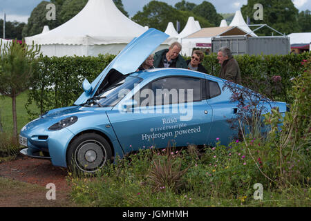 Riversimple 'Rasa alimentato a idrogeno auto eco visualizzati da persone in show garden - RHS Chatsworth Flower Show, la Chatsworth House, Derbyshire, Inghilterra, Regno Unito. Foto Stock