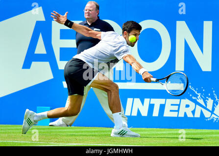 Novak Djokovic (Serbia) giocando la sua semi-match finale sul Centre Court di Devonshire Park, Eastbourne, durante il Aegon International 2017 Foto Stock