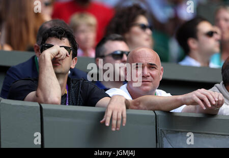 Allenatori di Novak Djokovic, Andre Agassi e Mario Ancic il sesto giorno dei campionati di Wimbledon all'All England Lawn tennis and Croquet Club, Wimbledon. Foto Stock