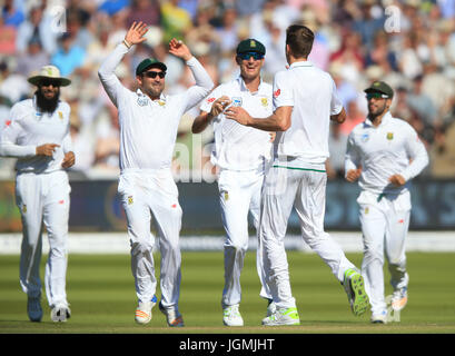 Sud Africa Morne Morkel (seconda a destra) festeggia dopo aver preso il paletto di Inghilterra del Keaton Jennings durante la terza giornata del primo Investec Test match al Signore, Londra. Foto Stock