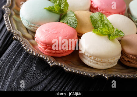 Pane appena sfornato amaretto con la menta close-up su una piastra sul tavolo orizzontale. Foto Stock