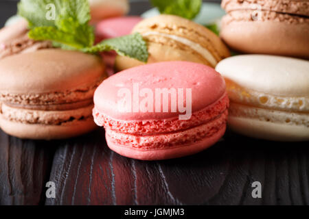 Sfondo colorato di amaretti in assortimento, macro sul tavolo orizzontale. Foto Stock