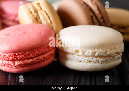 Consistenza del bianco e del rosa amaretti macro sul tavolo orizzontale. Foto Stock