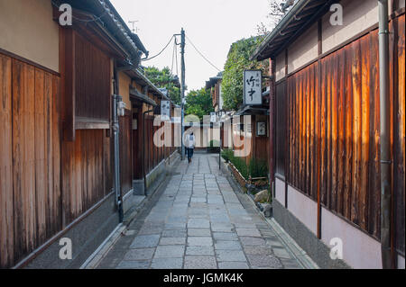 Tradizionali case di legno lungo Ishibei Koji lane, Gion, Kyoto, Giappone Foto Stock