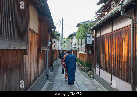 Tradizionali case di legno lungo Ishibei Koji lane, Gion, Kyoto, Giappone Foto Stock