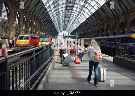 Ai passeggeri in partenza dalla stazione di Kings Cross, London, Regno Unito Foto Stock