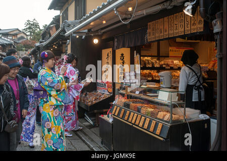 Di Kyoto, Giappone, negozi nel quartiere di Gion Foto Stock