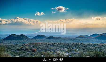 La vista sul mare dal di sopra del vulcano Etna Foto Stock