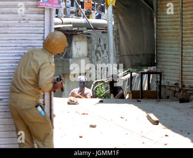 Musulmani del Kashmir i manifestanti si scontrano con Forecs indiano durante una manifestazione di protesta per il primo anniversario della morte del comandante ribelle Burhan Muzaffar Wani il 08 luglio 2017 nella vecchia città indiana Srinagar Kashmir amministrato. Il governo ha imposto severe coprifuoco in tutta la valle sul primo anniversario della morte del comandante ribelle Burhan Muzaffar Wani. Burhan e i suoi collaboratori sono stati uccisi in questo giorno nel 2016 innescando una massiccia anti-India rivolta nel Kashmir. Da quel giorno gli omicidi e le proteste non hanno sequestrato e millitant attività hanno intensificato l. Accorinrding al governo figure durante il Foto Stock