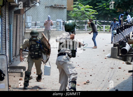 Musulmani del Kashmir i manifestanti si scontrano con Forecs indiano durante una manifestazione di protesta per il primo anniversario della morte del comandante ribelle Burhan Muzaffar Wani il 08 luglio 2017 nella vecchia città indiana Srinagar Kashmir amministrato. Il governo ha imposto severe coprifuoco in tutta la valle sul primo anniversario della morte del comandante ribelle Burhan Muzaffar Wani. Burhan e i suoi collaboratori sono stati uccisi in questo giorno nel 2016 innescando una massiccia anti-India rivolta nel Kashmir. Da quel giorno gli omicidi e le proteste non hanno sequestrato e millitant attività hanno intensificato l. Accorinrding al governo figure durante la Up Foto Stock