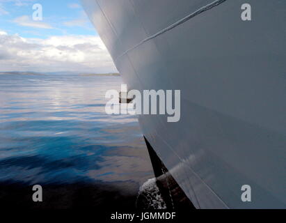 AJAXNETPHOTO.1st, 2008, LARGS, Scozia. - Nuovo tipo 45 Cacciatorpediniere Audace (NON ANCORA HMS), su prove in mare- un insolito panorama di audacia di prua. Foto:JONATHAN EASTLAND/AJAX REF:GR280105 714 Foto Stock