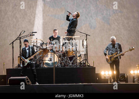 Il bordo, Larry Mullen Jr, Bono e Adam Clayton degli U2 eseguire Joshua Tree dal vivo sul palco a Stadio di Twickenham e Stadio di Twickenham, Londra. Foto Stock