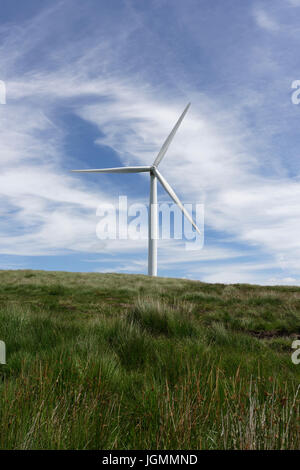 Turbine eoliche una fonte di energia rinnovabile e sostenibile presso l'azienda eolica Scout Moor, con cielo pieno di nuvole di cirrus spia sopra il paesaggio britannico Foto Stock