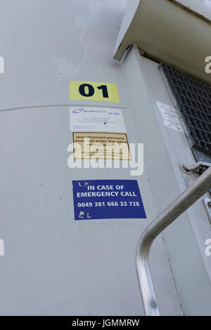 Avviso di avviso relativo al numero di telefono di emergenza e avviso 01 alla base di turbine eoliche a scout moor wind farm rochdale lancashire regno unito Foto Stock
