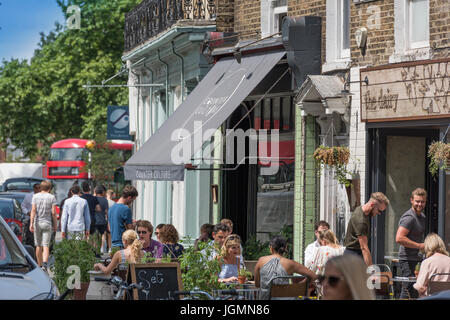 General street view di vita di strada nelle vicinanze del Clapham Common, su " La pavimentazione' di Londra, Enlgland REGNO UNITO Foto Stock