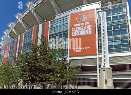 Esterno del calcestruzzo e vetro FirstEnergy Stadium, casa dei NFL Cleveland Browns, prima di iniziare la caduta stagione calcistica. Foto Stock