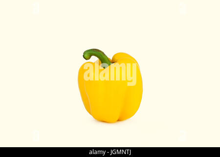 Fresh grande giallo pepe bianco su sfondo isolato in medio Foto Stock