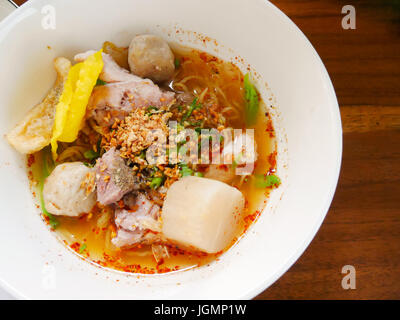 Close up piccante Tailandese noodle e ha cantato con spazio di copia Foto Stock