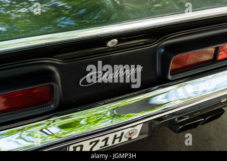 Berlino - Giugno 17, 2017: emblema di un muscolo auto Dodge Challenger R / T coupe, 1970. Classic giorni Berlino 2017. Foto Stock