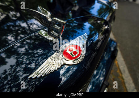Berlino - Giugno 17, 2017: Bentley ornamento del cofano. Close-up. Classic giorni Berlino 2017. Foto Stock