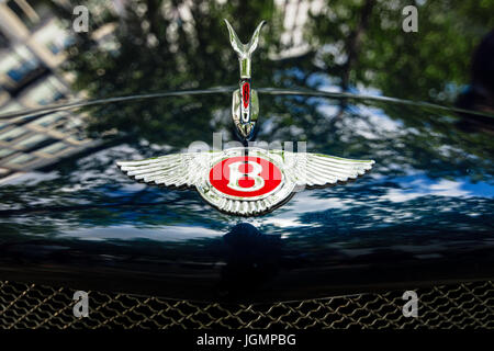 Berlino - Giugno 17, 2017: Bentley ornamento del cofano. Close-up. Classic giorni Berlino 2017. Foto Stock