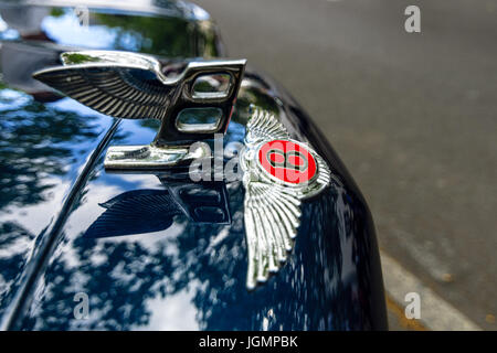 Berlino - Giugno 17, 2017: Bentley ornamento del cofano. Close-up. Classic giorni Berlino 2017. Foto Stock