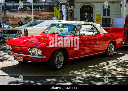 Berlino - Giugno 17, 2017: vettura compatta Chevrolet Corvair Monza convertibile (seconda generazione), 1969. Classic giorni Berlino 2017. Foto Stock