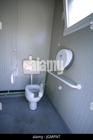 All'interno del bagno per disabili con la speciale water closet e barra di supporto Foto Stock