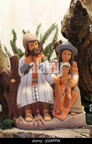 Mamma papà e figlio con abiti peruviani che simboleggiano la Santa Famiglia del Presepe realizzato in terracotta dipinta Foto Stock